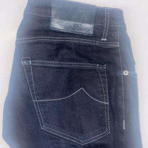 Jacob cohen jeans - Ett par svarta jacob cohen jeans i limited edition! Storleken är 32 men sitter som 31. Modellen sitter som nick slim(622). 