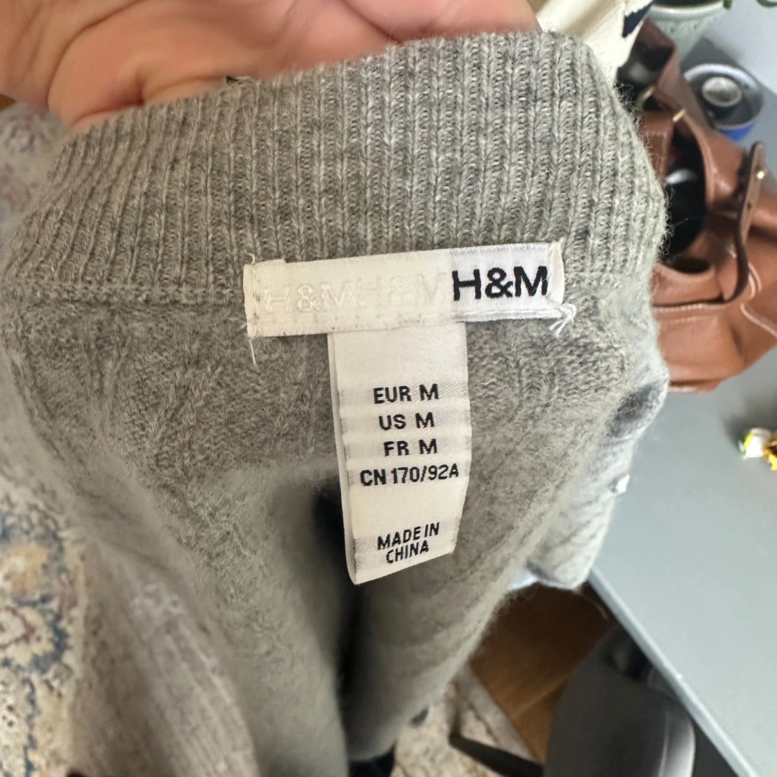 Grå stickad kofta  - 2