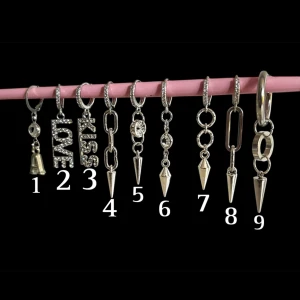 Silverfärgade örhängen med hängen - Silvriga örhängen- Skriv siffran på de/ dom örhängena du vill köpa. Om du köper ett örhänge kan du bara skriva siffran till mig och köpa direkt, vill du köpa flera (eller ett par av en siffra) så skriver du vilka siffror så justerar jag priset. Alla örhängen på bilden är styck men går som sagt att köpa par. Köper du bokstavs örhängen skriv även med bokstav då. Handgjorda, nickelfria, rostfria. (Bokstaven på bokstavs örhänget är gjord i akryl)