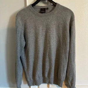 Oscar Jacobsson sweatshirt  - Säljer nu denna riktigt snygga Oscar Jacobsson sweatshirten i storleken M modellen är 180 hör av er vid frågor 