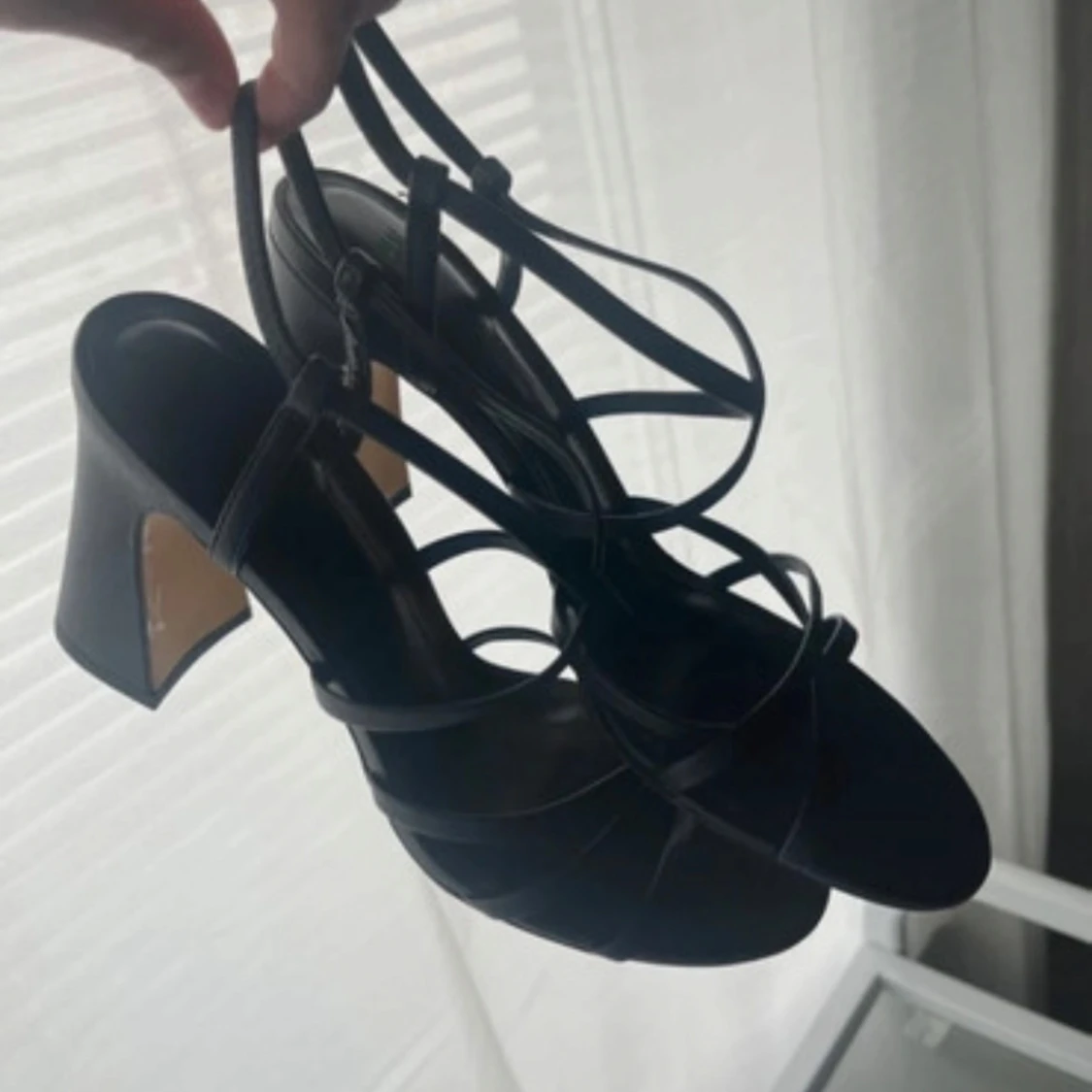 Svarta sandaler med klack och remmar - 2