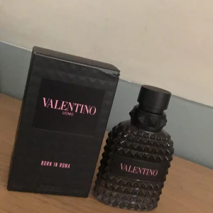 Valentino Uomo Born In Roma Eau de Parfum - Säljer en tom parfym från valentino. Kan användas till colections.😀