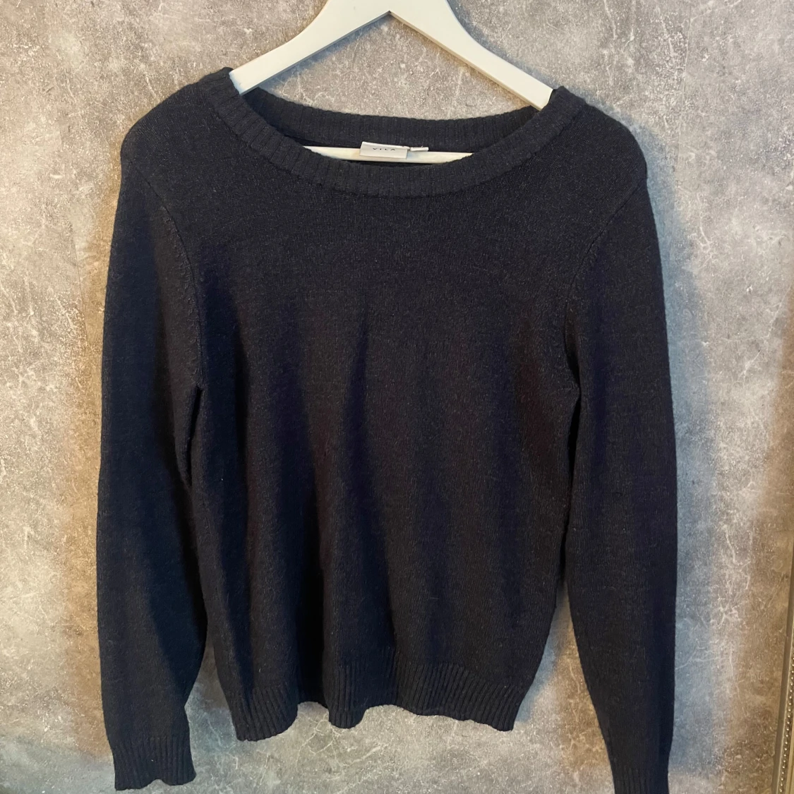 Mörkblå stickad tröja från Vila