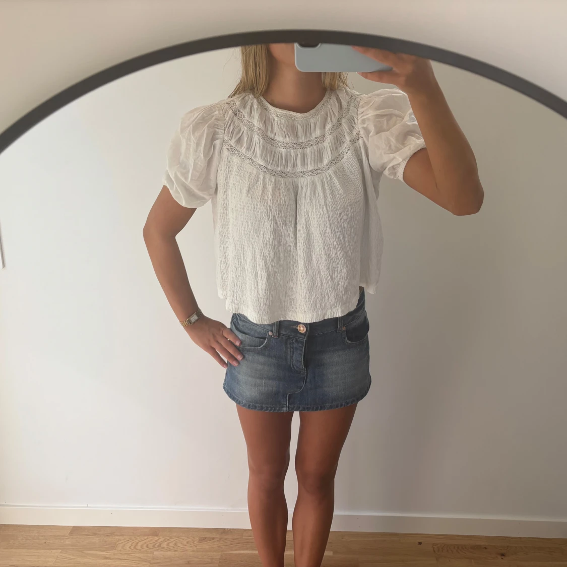 Vit blus med puffärmar - 3