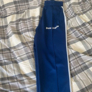 Palm Angels byxor - Feta byxor ifrån palm angels, storlek M kan också passa S. Väldigt bra skick. 