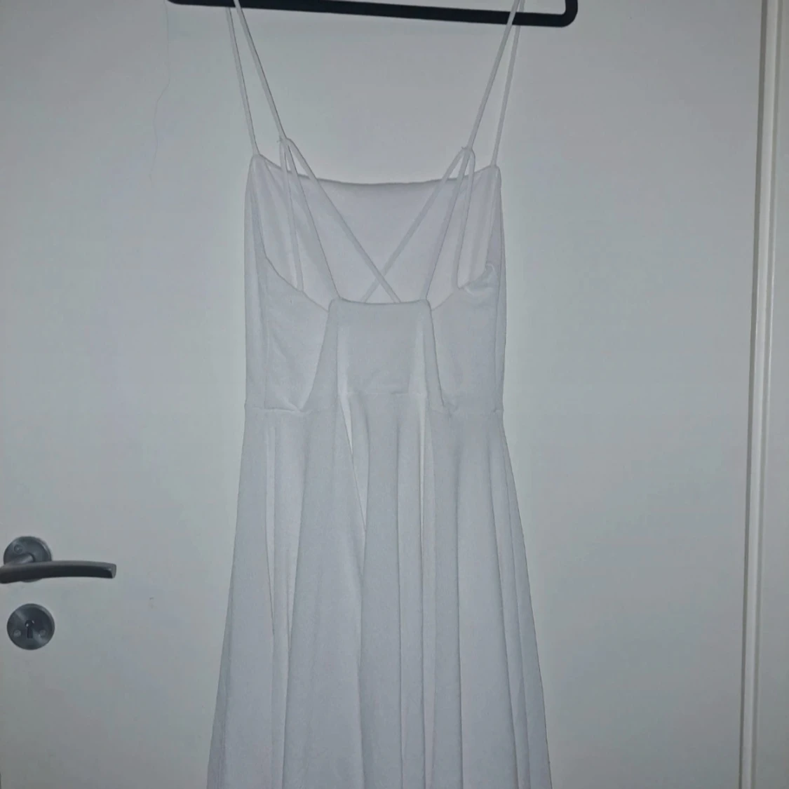 Vit kortklänning med tunna axelband - 1