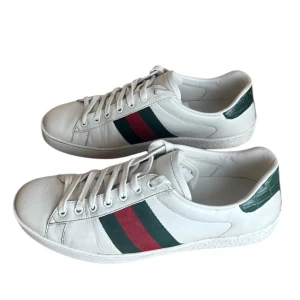 Gucci  - Gucci ace sneaker skor. Storlek 7.5 motsvarar 40.5-41. Skick 8,5/10. Pris 1990kr kommer med box Dustbag. Finns att köpa på våran hemsida, Fashionels.com