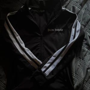  Palm Angels - Säljer en svart  Palm Angels tröja som är oanvänd och i storlek M.