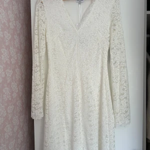 Studentklänning  - Vit klänning i spets. Inte för lång och inte för kort. Jag är 170cm lång och storlek S passar perfekt.  Säljer på grund av att jag hitta en annan. 