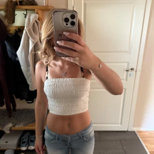 Vit tubtopp - En helt oanvänd tubtopp från Gina tricot. Lappen är borta då jag trodde jag skulle använda den. Jätte fin topp men för kort för mig 