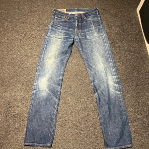 Acne Studio jeans - Säljer ett par klassiska blå jeans från Acne Studios Blå Konst. Jeansen har raka ben och normal passform. Snygg tvätt med ljusa partier och detaljer i kopparfärgad metall. Perfekta för dig som gillar stilrena och tidlösa jeans. Storlek: 30/34