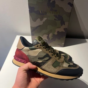Valentino Rockrunner - Säljer mina Valentino skor. I bra skick. Pris är inte hugget i sten så kom med prisförslag, jag tar även byten
