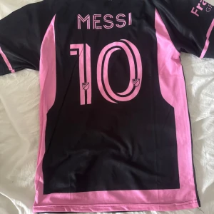 Inter Miami Messi fotbollströja svart/rosa - Storlek 152 men skulle säga dam xs-s. Köpte för 480kr säljer för 300kr. Aldrig använd. Skriv vid frågor❤️