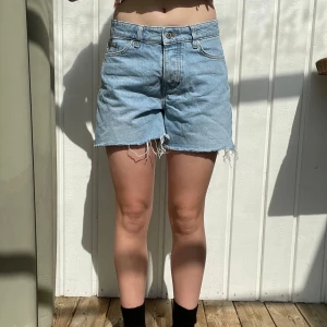 Blå jeansshorts från Junkyard - Snygga shorts från Junkyard. Skriv för mått och mer info!