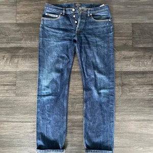 APC new standard selvage jeans - Selvage APC jeans, modell New Standard 0519 i storlek 31. Dessa jeans har fått riktigt snygga fades tack vare det högkvalitativa selvage-denim-materialet. Vid frågor om jeansen är det bara att höra av sig. Mvh FabianFashion.