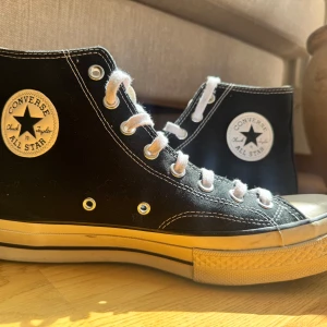Höga Svarta Converse Chuck Taylor All Star - Svarta höga Converse Chuck Taylor All Star. Använd fåtal gånger, i nästintill nyskick. Köparen står för frakten🙌🏻