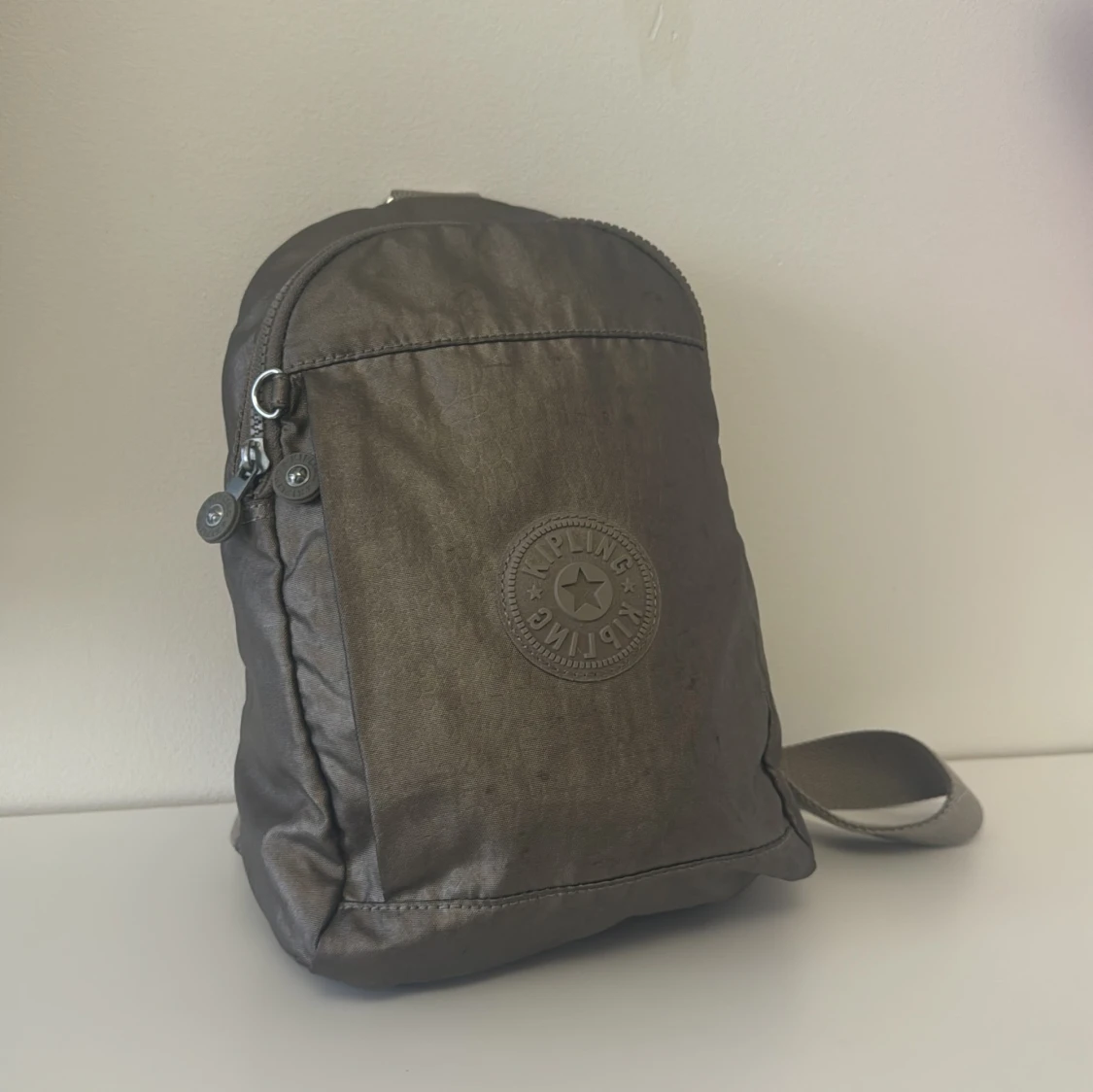 Gråbrun väska från Kipling