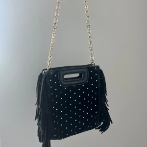 Maje väska - Liten majeväska, köpt som en Limited edition för runt 3000kr. Väskan är i bra skick☺️Två olika band och dustbag medföljer, pris kan diskuteras men väskan är som sagt en limited edition i bra skick☺️