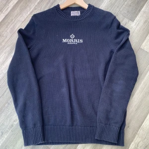 Morris tröja mörkblå  - Tja säljer nu denna stiliga tröjan från Morris! Skicket är 9/10 Inga fel! Storleken är skriven M men skulle säga att den sitter mer åt S hållet! Hör av dig för minsta fundering!;)