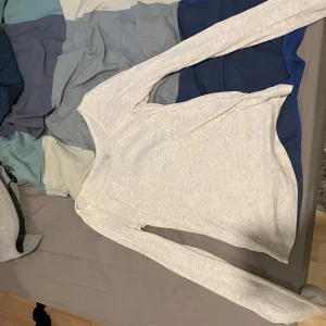 Långärmad tröja från brandy Melville🥰🥰 - Säljer min superfina vita långärmade tröja från brandy melville😋💘💘