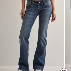 Blå jeans från Abrand - Low waist bootcut jeans från Abrand😍nyskick, använd ca 2 gånger. Midjemått rakt över är 35cm. Innerbenslängd är 83cm. Nypris 999kr