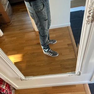 Nudie jeans - Säljer ett jeans från Nudie i modellen Thin Finn med slitningar.   Storlek: 34/32. Cond: 8-9/10✅ Hör av dig ifall du undrar något📩