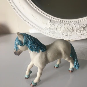 Vit och blå hästfigur från Papo - Säljer en detaljerad hästfigur från Papo ,  Perfekt för samlare eller som leksak..längd ca:11cm höjd 9cm