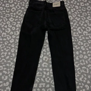 Mörk grå PULL & BEAR jeans - Mörk grå PULL & BEAR jeans. Storlek 38