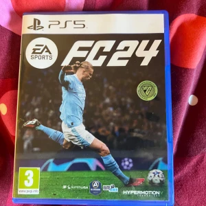 EA Sports FC 24 för PS5 - Säljer EA Sports FC 24 för PS5. Spelet erbjuder en realistisk fotbollsupplevelse med uppdaterade lag och spelare. Perfekt för fotbollsfans som vill uppleva spänningen på planen direkt från soffan. Inkluderar Hypermotion-teknologi för förbättrad spelkänsla.