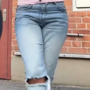 Blå mid rise bootcut jeans, Gina Tricot - Säljer dessa blå jeans från Gina Tricot. Använda ett fåtal gånger och är i mycket bra skick. Pris kan diskuteras. Skriv privat för mer bilder om det behövs!💞