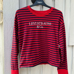 Långärmad Levi's tröja - Storleken är XS men jag skulle anse den sitter mer som en S. 