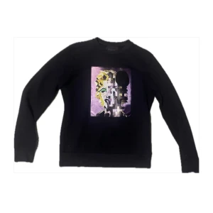 Limitato hoodie - En limitato hoodie/ sweatshirt i Nyskick, tröjan är knappt använd och jag skulle säga att den passar M/S, nypris ligger runt 1500 så hör av dig vid frågor eller prisförslag.