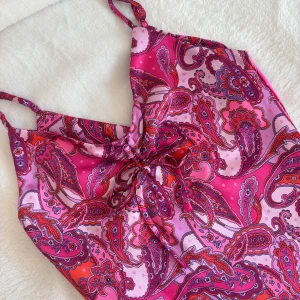 Rosa mönstrad klänning - Från BikBok, helt oanvänd endast testad! Säljer då den är stor i bysten på mig🩷