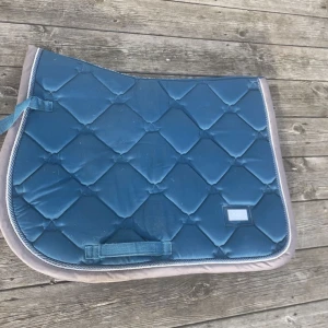 Equestrian Stockholm  - Säljer detta ES schabrak då jag inte rider längre. inte använt på länge men är fortfarande i bra skick. har tyvärr inte möjlighet att tvätta det men kan få bort så mycket hår som möjligt om jag kan. Storlek Full och är inte säker på vilken färg det är förutom att de är marinblått. Har även en matchande huva men kan köpa till eller köpa separat💙går bra att pruta men är köpt för ca 899