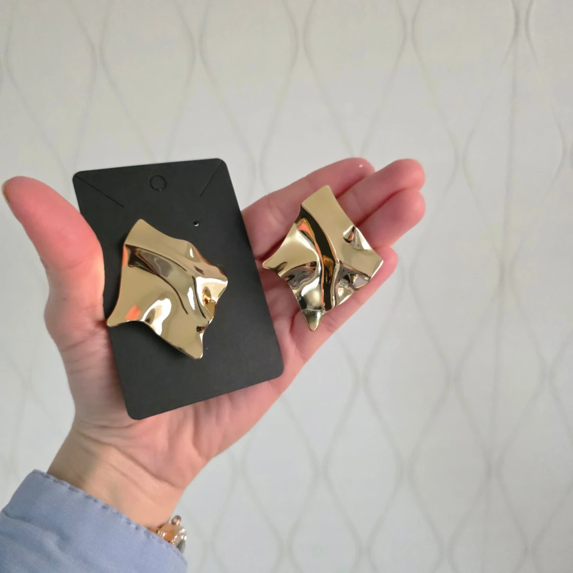 Stora guldörhängen i abstrakt design - 3