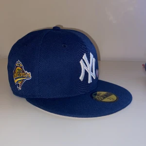 New York Yankees Heart Blue - Säljer min fitted keps som jag fått av min kompis. Aldrig använd. Nypris 500kr
