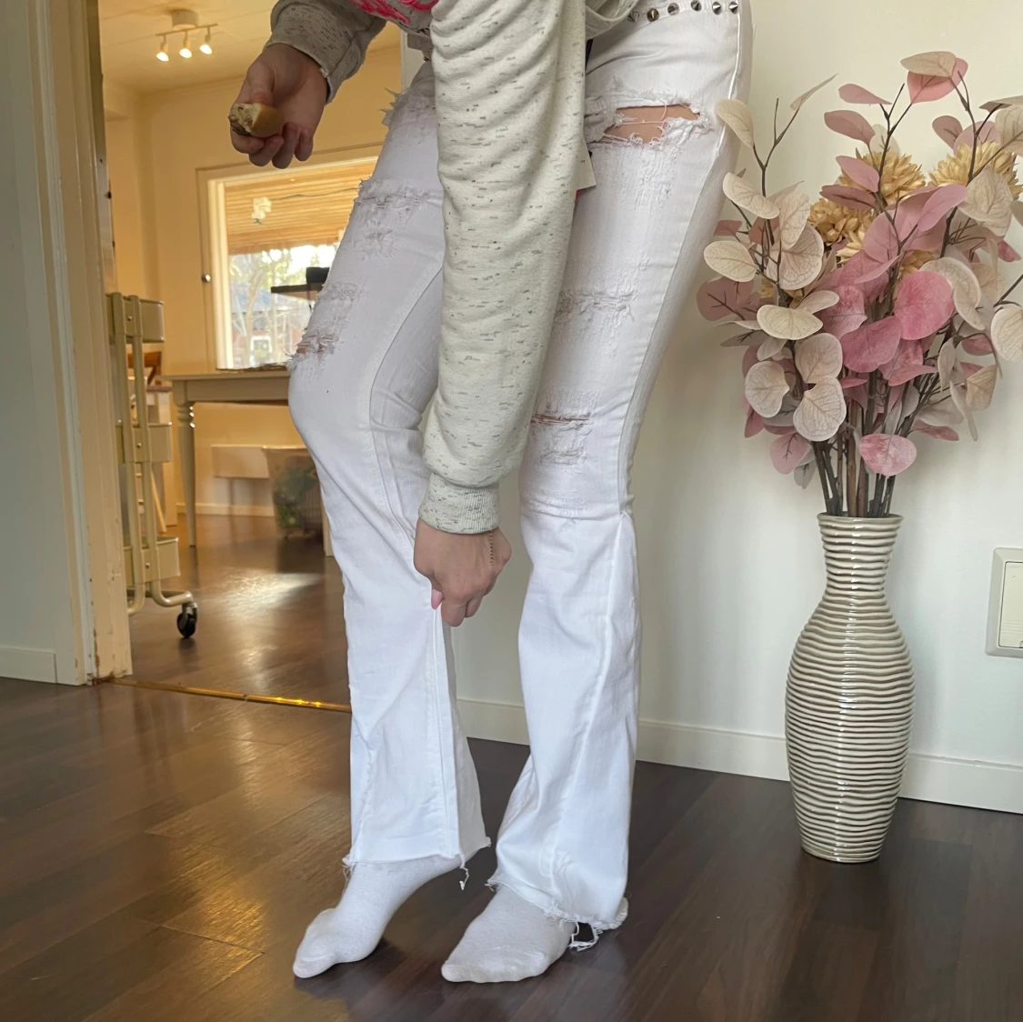 Vita jeans med nitar och slitningar - 3