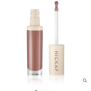 Läppglans från Hickap burnt sugar - Snyggt läppglans från Hickap i en mjuk brun nyans. Kommer i en elegant tub med en praktisk applikator för enkel applicering. Perfekt för att ge läpparna en naturlig glans och färg. Testad på handen 