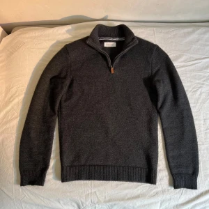 Half-Zip tröja från Pier One  - Jag säljer en helt ny half-zip tröja i storlek S av märket Pier one på grund av dubbelt köp