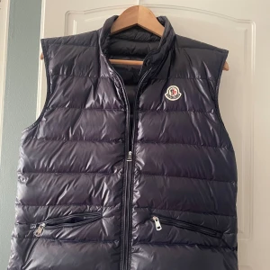 Mocler gui väst  - Hej säljer nu min mocler gui väst då den är för liten . Super fin och använd sparsamt. Användning syns inte . Det är då storlek 2 vilket motsvarar S . Vid frågor eller funderingar så är det bara att skriva .  Pris kan diskuteras (den är inte svart utan navy blue )