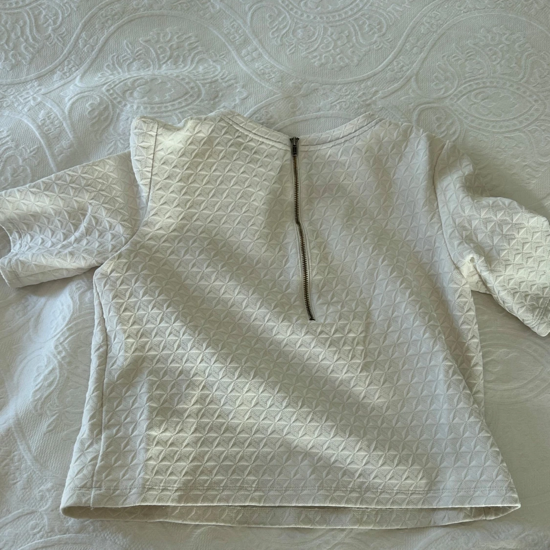 Vit croppad topp med dragkedja - 2