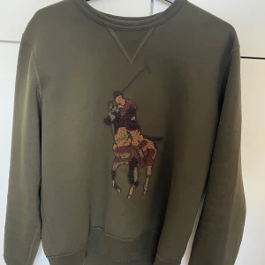 Mörkgrön tröja från Polo Ralph Lauren - Säljer en mörk grön tröja från Polo Ralph Lauren. Den är i väldigt bra skick och går för ny pris 2200kr