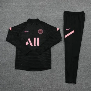 Svart och rosa Nike PSG - Säljer ett snyggt fotbollskit från Nike! Tröja + byxor, perfekt för träning eller match. Stilren design med rosa detaljer.