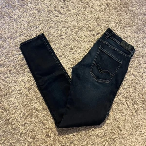  Replay anbass hyperflex slim jeans  - Snygga blå jeans från Replay med klassisk femficksdesign. Jeansen har en slim passform och är perfekta för en avslappnad stil. Sitter som w33/2. Hyperflex vilket gör dem extra stretchiga och sköna. Postas antigen samma dag som köp eller dagen därpå🙌💯