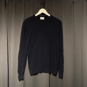 Cashmere Tröja/ byte går också  - En stilren tröja i kashmir. Från From Future. Nypris ligger runt 2500kr. I så gott som nytt skick men har ställen där det är ihopsytt/ syns inte. Navy blå färg. I storlek S, men passar kortare personer med!