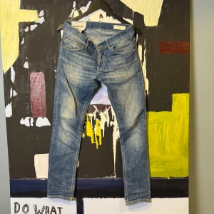 Dondup Jeans  - Dondup jeans i modellen ”MIUS” i slim fit. Nästan identisk med modellen ”George”. Lite bredare. Sjukt snygga! Storlek 29. Väldigt snygg wash. Köp nu eller lägg ett bud. 