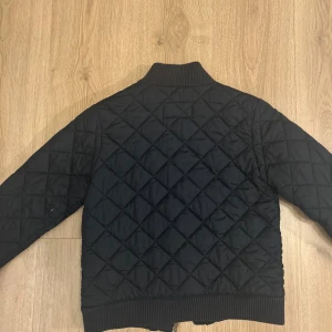 Svart quiltad jacka från Gant - Svart barnjacka från gant i bra skick.