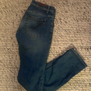 Dondup jeans blåa - Säljer ett par helt nya dondup jeans för skit billigt pris, har aldrig använts och skit snygg färg och passform. De passar till skolan och fester 🎈!!