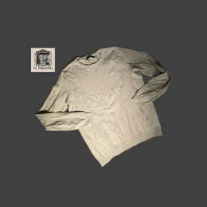 Tröja frå S.C.W  - Säljer en stilren grå tröja. Tröjan har en rund hals och långa ärmar, perfekt för en avslappnad look. Materialet är mjukt och bekvämt, vilket gör den idealisk för kyligare dagar. Tröjan är liten i storleken så passar för medium också 