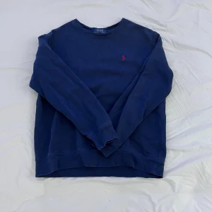 Mörkblå tröja från Polo Ralph Lauren - Mörkblå Ralph lauren tröja i skick 8/10 stilren och perfekt för våren! Strl 14-16 år vilket motsvarar XS!